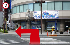「みずほ銀行浜松支店」がある交差点を左折します。
