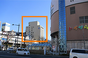 ※浜松オフィスはザザシティ西館の道路を挟んで北側にあります。