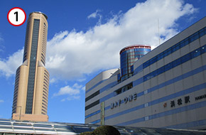 浜松駅の北口（メイワン口）を出たら北方向にに直進してください。右手にバスターミナルやアクトタワーが見えます。