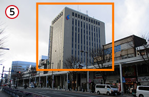 大通りの反対側に浜松オフィスが入っている「遠鉄鍛治町ビル」が見えてきます。11階までお越しください。